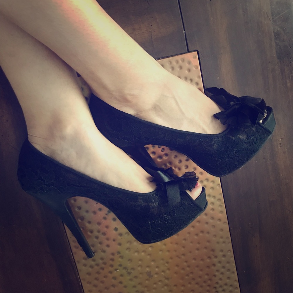 Chinese Laundry Lace Platforms, 8.5